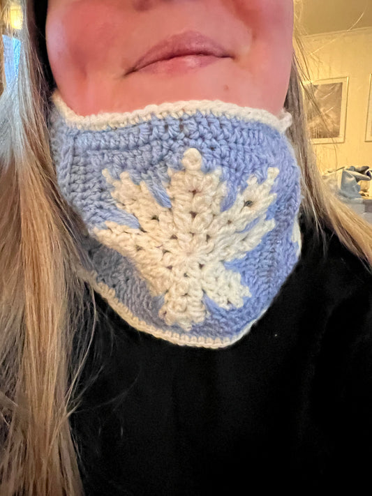 Snøfnugg hals lyseblå